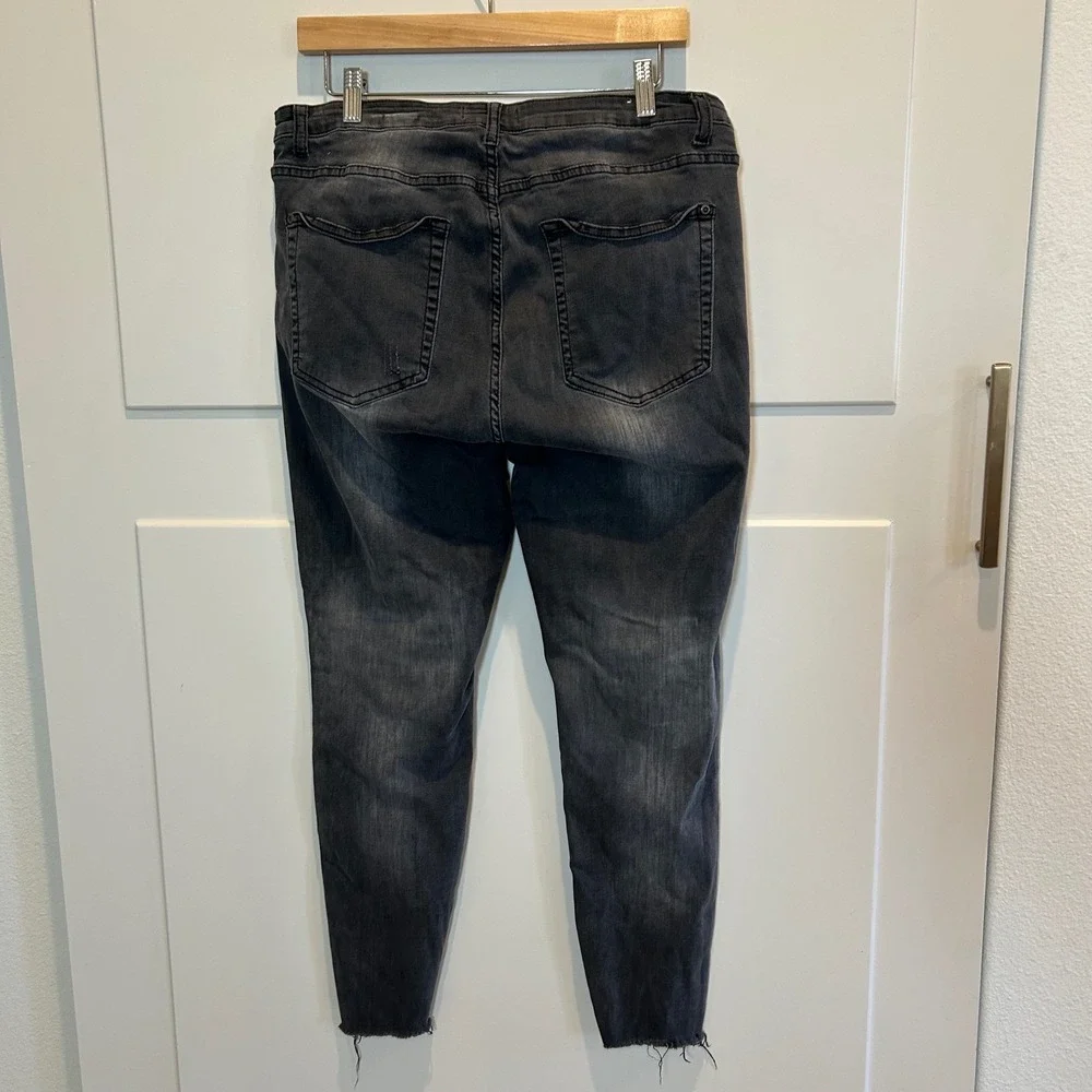 Judy Blue 1XL Black Wash Distressed High Rise Cropped Raw‎ Hem Jeans 33